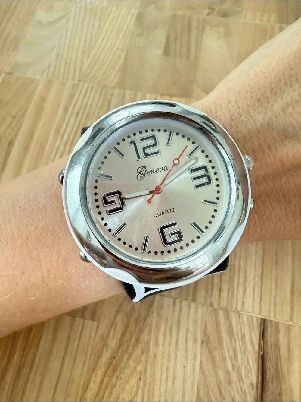 Geneva ladies silver tone black white slap bracelet fashion watch NEW BATTERY
